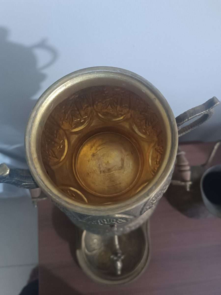تصویر 3 — سماور زغالی و قوری و  برنجی 